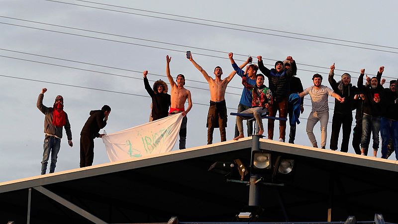 Varios internos del CIE de Aluche se suben a la azotea para pedir protección contra el coronavirus