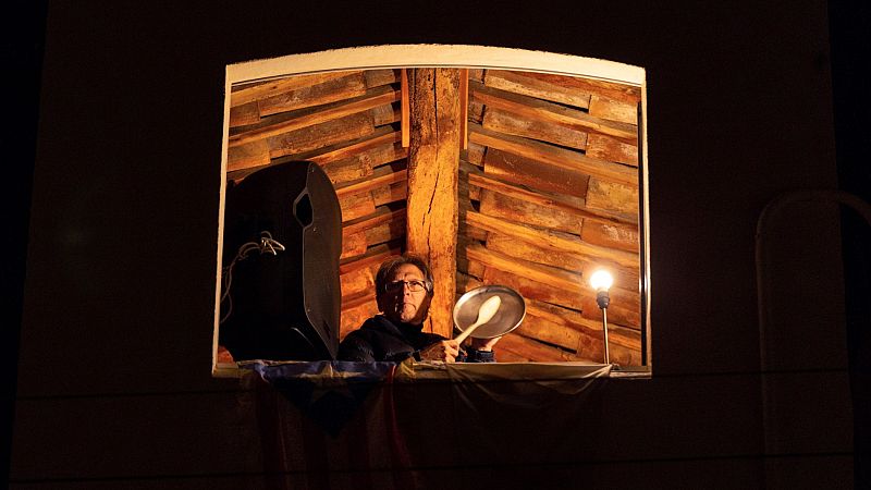 Dos caceroladas para pedir que las presuntas comisiones cobradas por el rey Juan Carlos I vayan a Sanidad