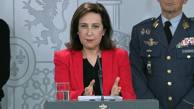 Robles reconoce que el Gobierno está "desbordado" y avanza que se ha activado a militares reservistas