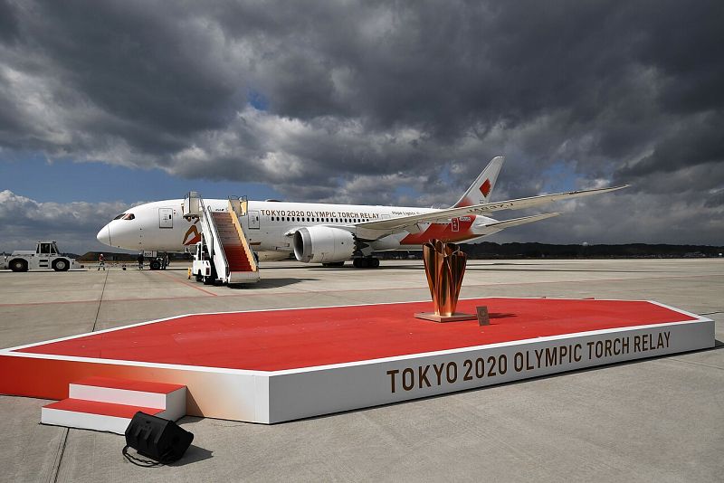 La antorcha olímpica aterriza en Japón en medio de las dudas sobre si posponer los Juegos Olímpicos por el coronavirus