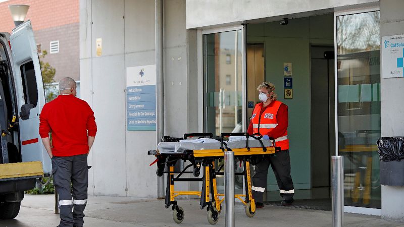 Médicos jubilados y estudiantes sanitarios se ponen la bata para frenar la pandemia: "Nuestro deber es ayudar"