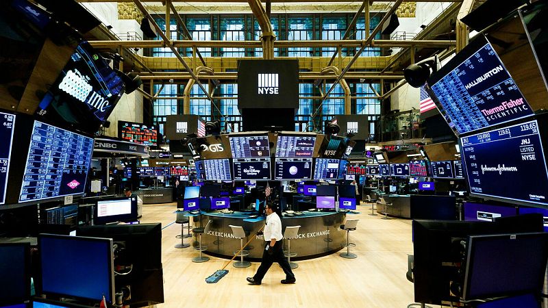 La Bolsa española se dispara el 7,8 %, la mayor subida en 10 años y Wall Street avanza un 11 %