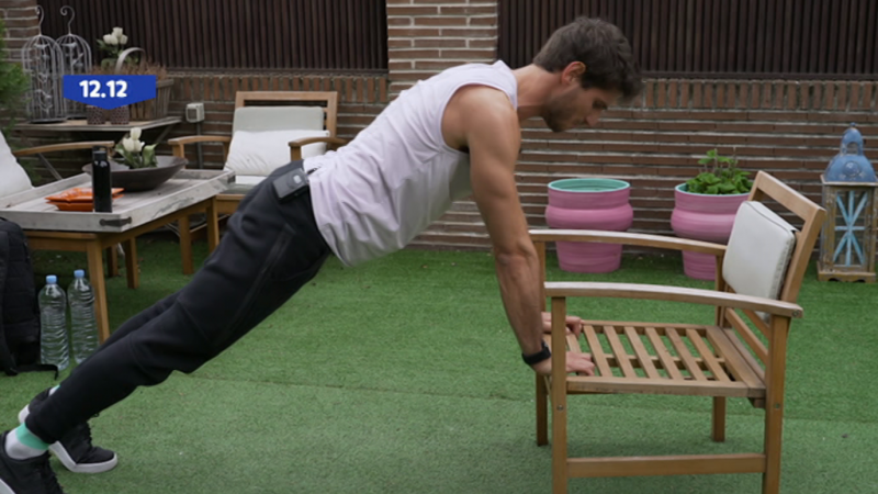 ¡Practica cardio, full body y ejercicios de fuerza con una silla y una mochila!