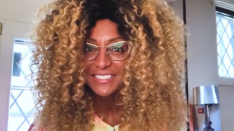 Los candidatos de Eurovisin 2020 hacen una cadena de "abrazos por el festival"