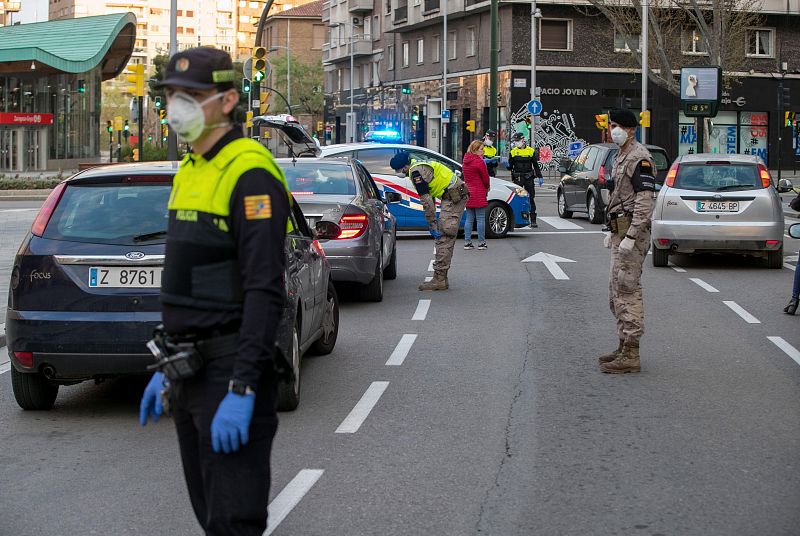 El Gobierno aclara que podrán ir dos personas por coche, el conductor y otra atrás, en los viajes permitidos