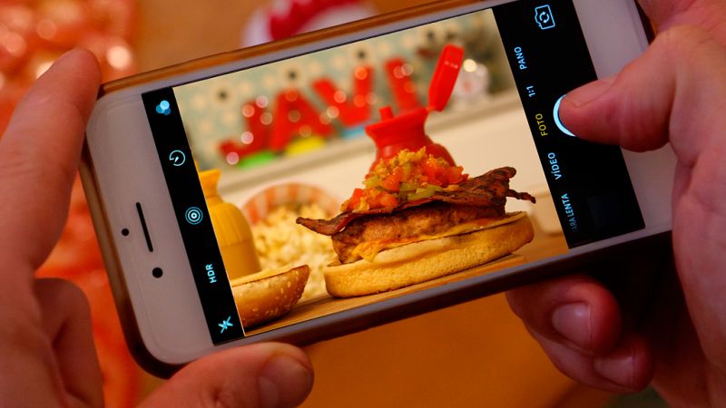 Date un homenaje esta cuarentena: así se prepara la Big Kahuna Burger, la hamburguesa de las pelis de Tarantino
