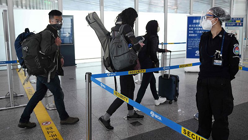 China prohíbe la entrada de extranjeros en el país por el coronavirus