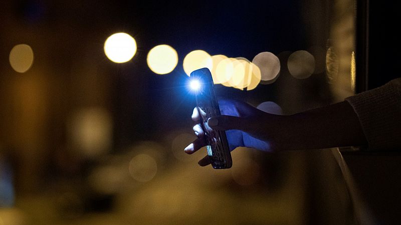 Miles de destellos desde los balcones marcan una 'Hora del Planeta' muy virtual por el confinamiento