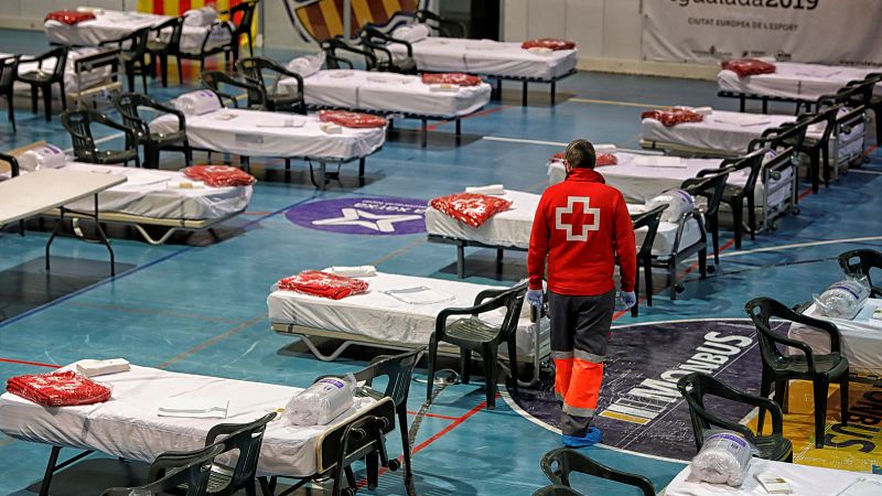 Sanidad confirma una "disminución relevante" en la evolución de ingresos en UCI y casos de hospitales