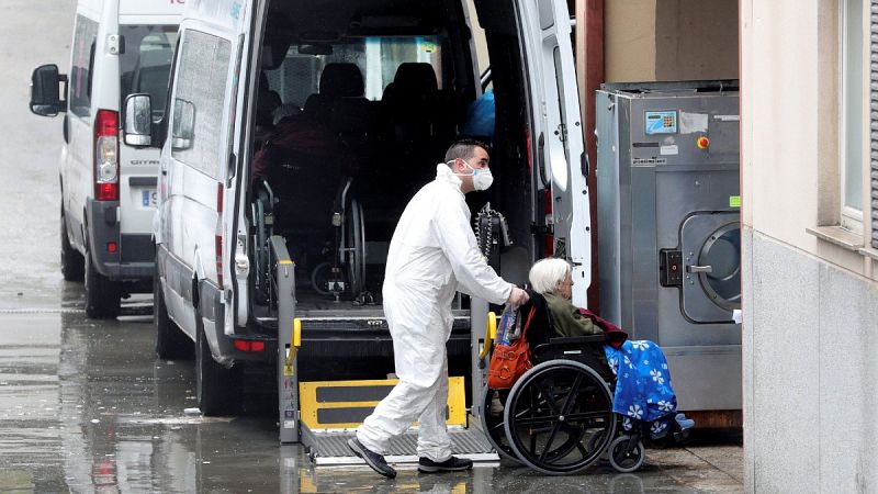 Madrid contempla agrupar en residencias a ancianos con síntomas o enfermos de coronavirus