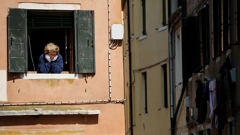 Italia registra su cifra diaria de fallecidos más baja en nueve días, aunque ya supera los 15.000