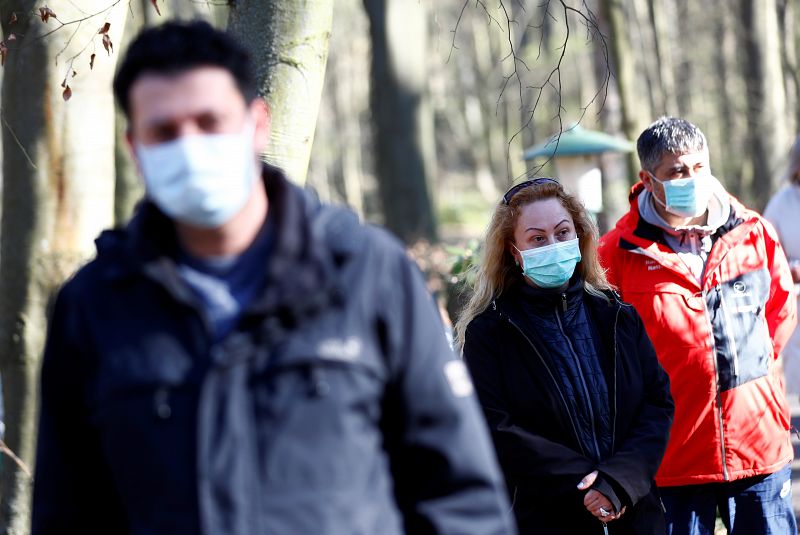 La OMS sigue recomendando las mascarillas solo a los enfermos y sus cuidadores y advierte de su escasez global