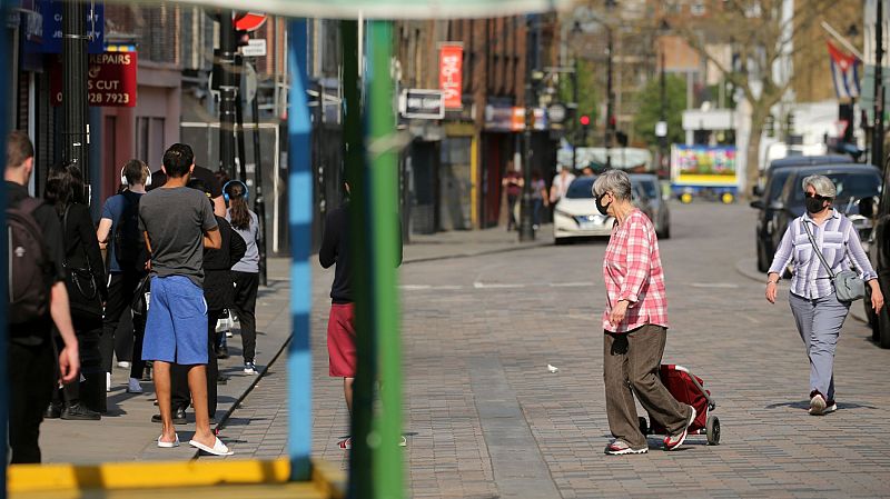 El Reino Unido suma 881 muertos con coronavirus en un día, mientras Boris Johnson "mejora" y ha abandonado la UCI