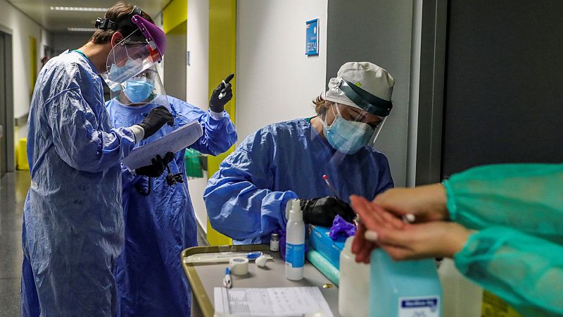 Sanidad rectifica sobre la vuelta al trabajo en siete días de sanitarios con síntomas leves