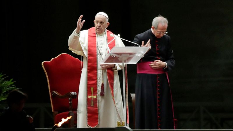 El papa Francisco preside un insólito Vía Crucis de Viernes Santo marcado por la pandemia del coronavirus