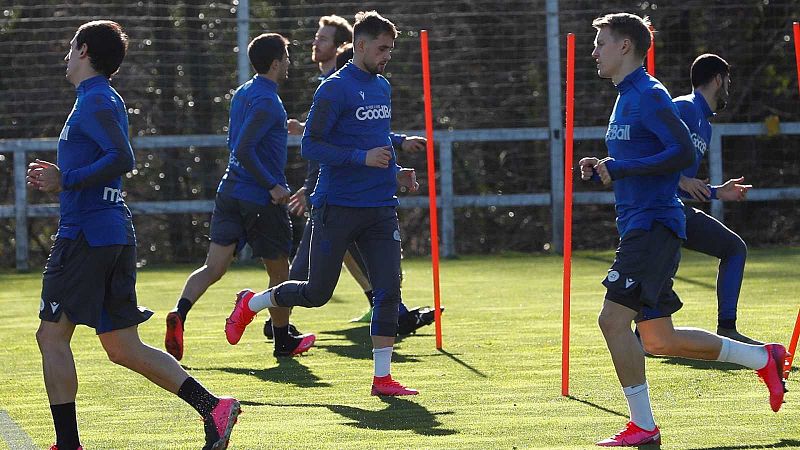 Los futbolistas de la Real podrán volver a entrenar en el club, el primero que retoma la actividad