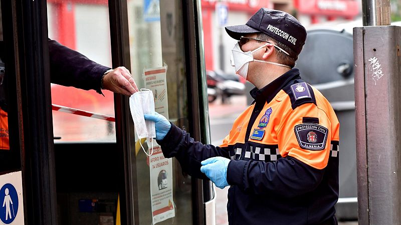 Interior distribuye mascarillas entre los ciudadanos que acuden a trabajar en transporte público