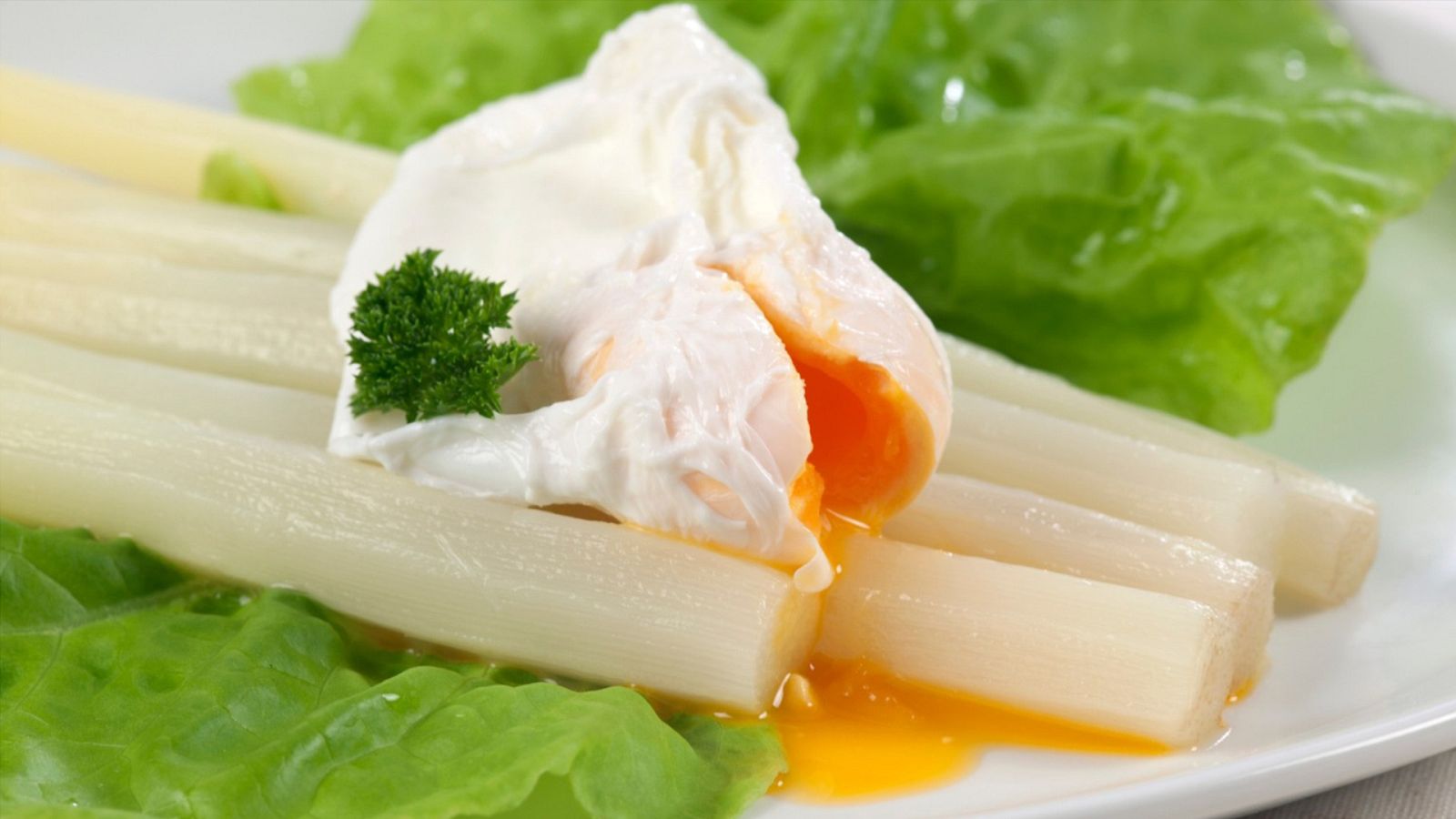 Receta de huevos escalfados sobre espárragos en conserva - España Directo | Ver