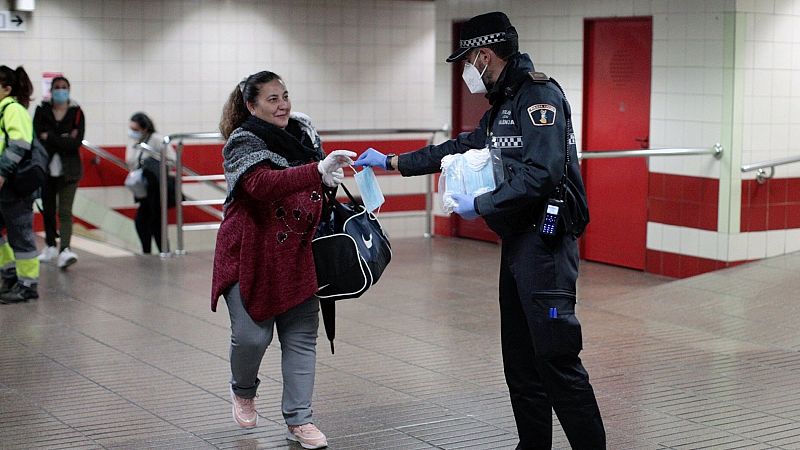 Continúa el reparto de mascarillas en el transporte público: ocho comunidades reanudan la actividad laboral