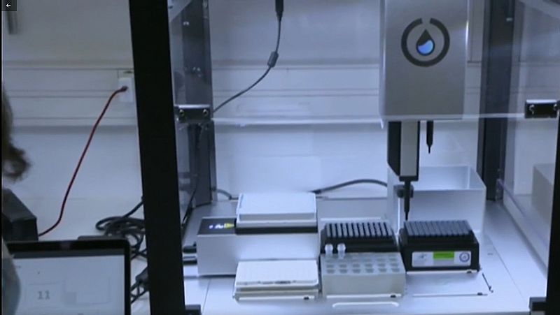 Cuatro súper robots para analizar 10.000 test al día y frenar al coronavirus