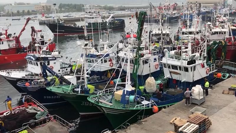La flota pesquera sigue amarrada en Cantabria
