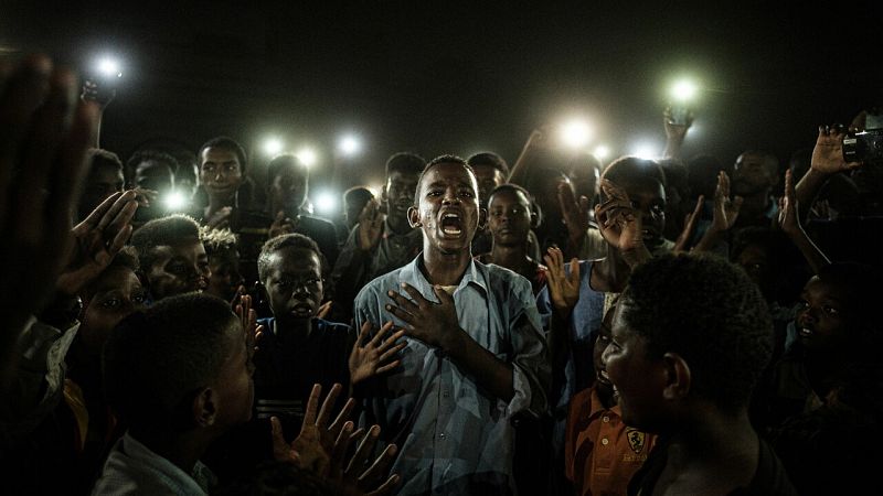 Yasuyoshi Chiba gana el World Press Photo con el grito pacífico de unos jóvenes en Sudán