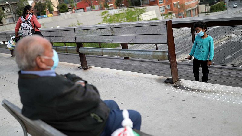 Sanidad admite que confinar a los mayores hasta verano y permitir salir a los niños a la calle "está sobre la mesa"