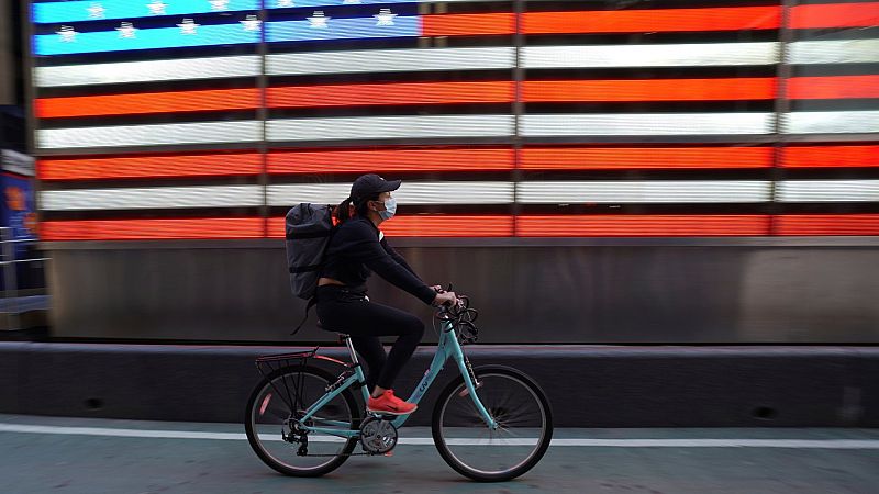 Trump pone su nombre a los cheques ayuda ante una crisis por el coronavirus con telón de fondo electoral