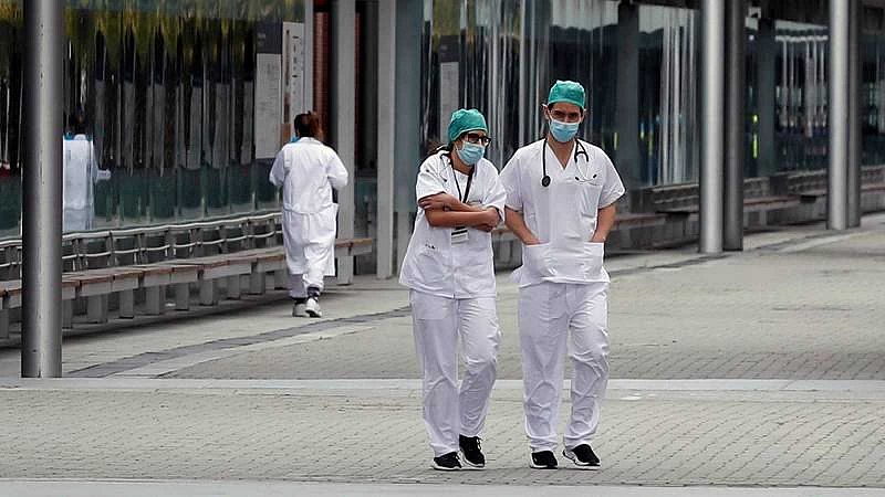 Enfermeros achacan el contagio de sanitarios a una gestión "caótica" y piden que se profesionalice