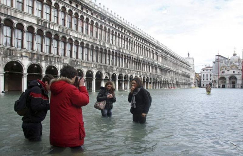 Cesa la alerta en Venecia aunque la marea alcanza su mayor nivel en 22 años
