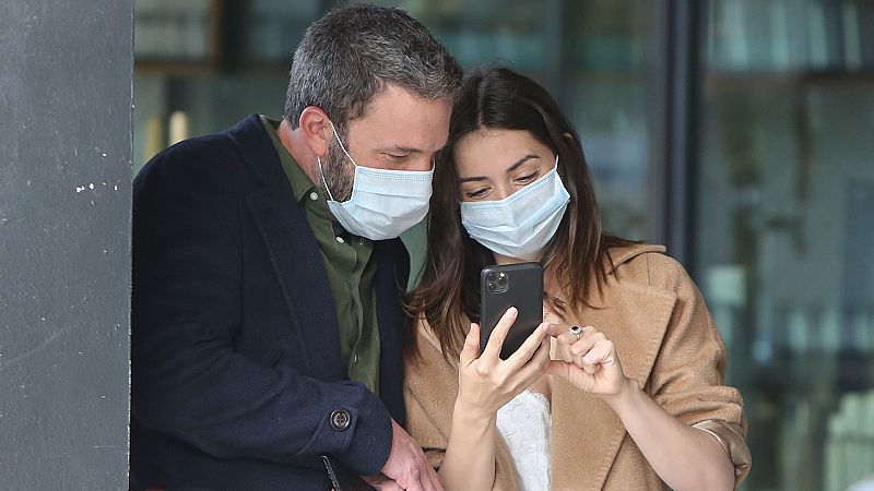 Ben Affleck y Ana de Armas: el álbum de fotos de sus paseos sacando a los perros con mascarilla