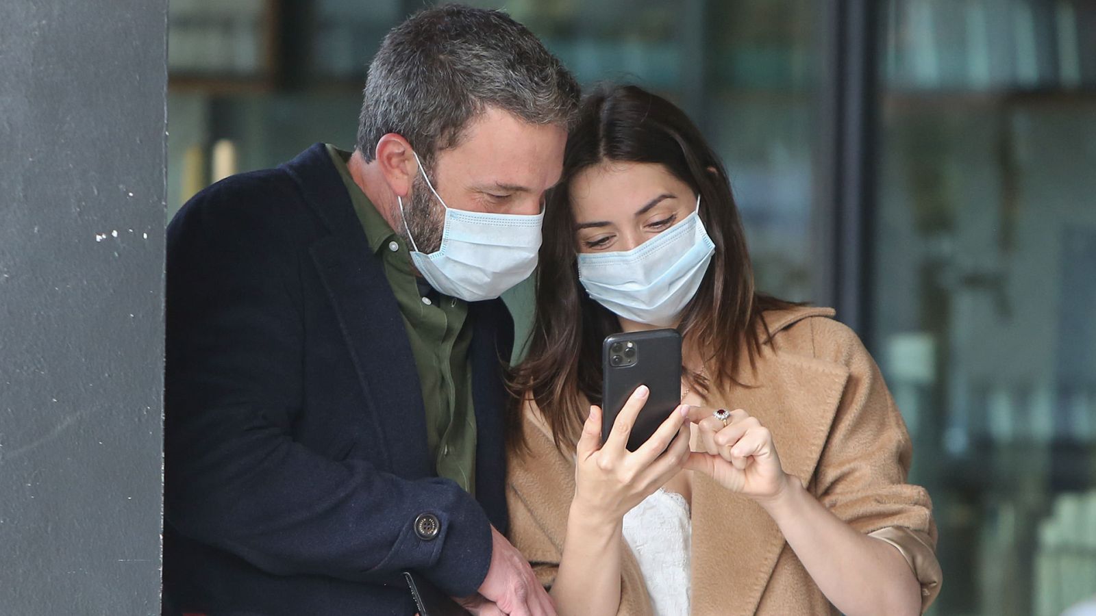 Ben Affleck y Ana de Armas, de paseo con mascarillas