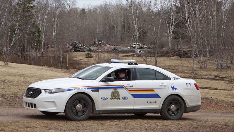 Un hombre mata a tiros a 19 personas en el mayor asesinato múltiple en la historia de Canadá