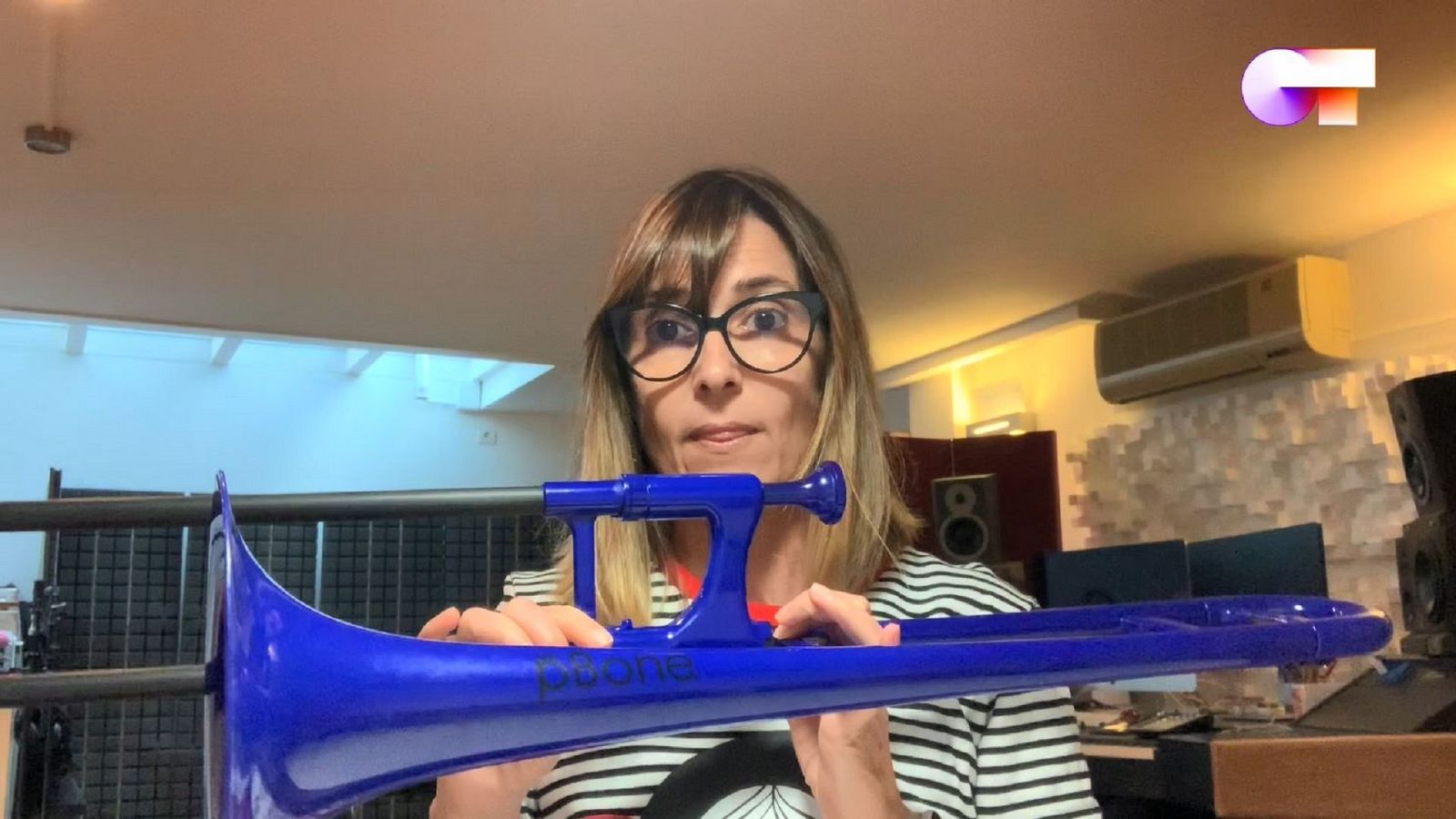 Noemí da el quinto reparto de temas de #QuedOTenCasa y Manu Guix interpreta las canciones