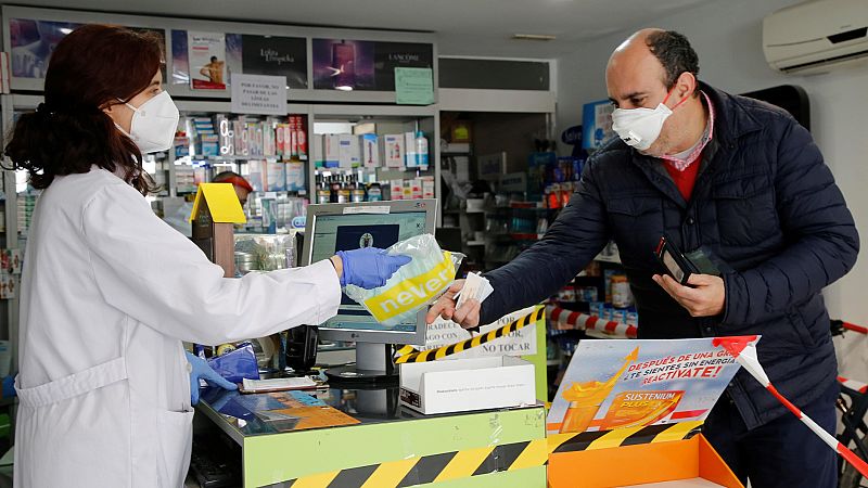 El Gobierno elimina el IVA al material sanitario y lo reduce para prensa y libros electrónicos