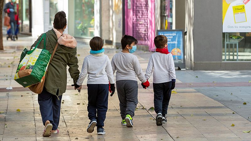 Los menores de 14 años podrán acompañar a los adultos al banco, supermercado o farmacia pero no salir de paseo