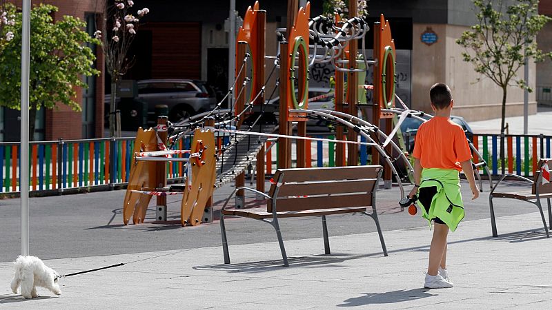 Críticas de todos los partidos al Gobierno por no dejar salir a pasear a los niños