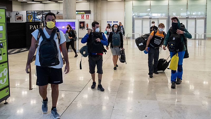 Aterrizan en Barajas 160 españoles repatriados de Filipinas: "Llevamos tres días de viaje pero ya estamos aquí"