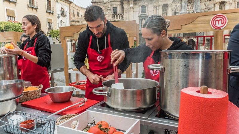 La relación de amor-odio de Jordi Cruz e Iván: ¿es su aspirante favorito de 'Masterchef'?