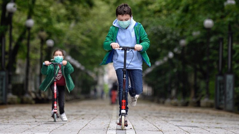 Primera salida de los niños durante la cuarentena: "¡He podido saltar un charco y correr!"