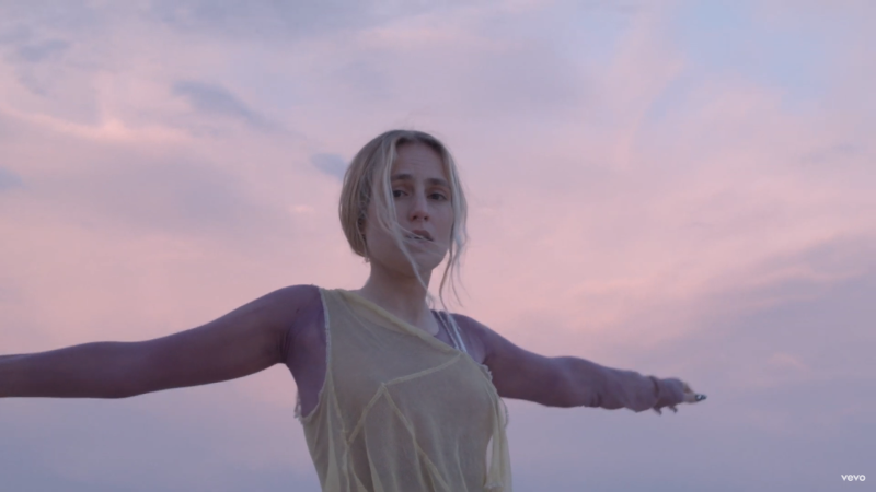 María Escarmiento lanza "Otra noche", su colaboración con El Mini y el tercer adelanto de su EP