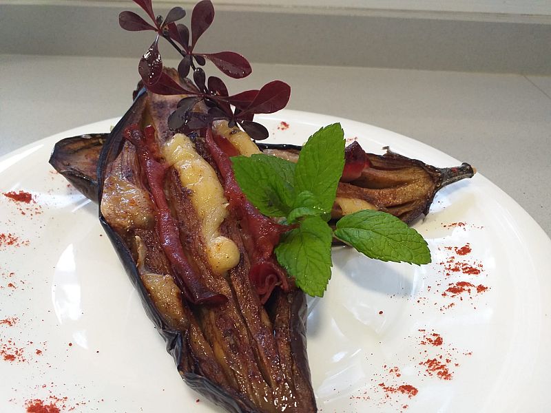 Receta de berenjenas al horno con jam�n y queso. Un plato sabroso y nutritivo