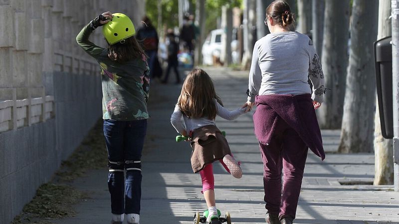 Sanidad revisará el horario de paseo de los niños para evitar las horas de calor