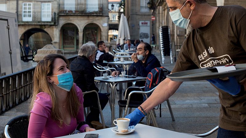 Media España puede volver hoy a las tiendas, terrazas y reuniones con familiares y amigos