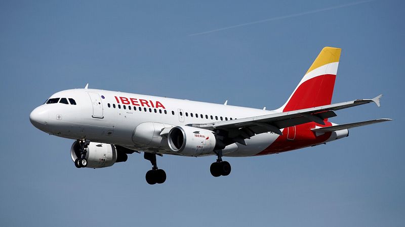 Pasajeros protestan por la escasa distancia entre los asientos en un vuelo Madrid-Gran Canaria