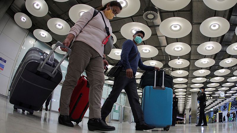 España fija una cuarentena obligatoria de 14 días para los viajeros procedentes del extranjero