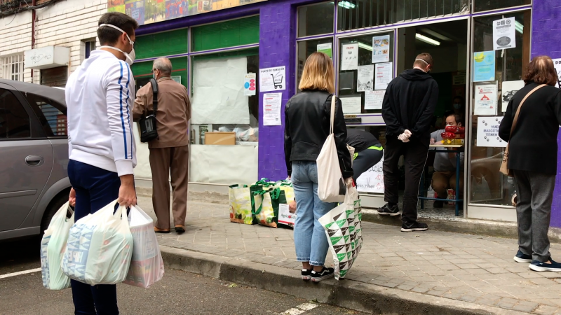 Un barrio unido contra el hambre: "Detrás de esa cola para pedir comida está la realidad de muchas familias"