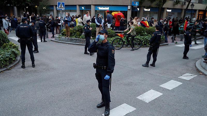 Manifestación por quinto día consecutivo contra el Gobierno en el barrio de Salamanca entre fuertes medidas de seguridad