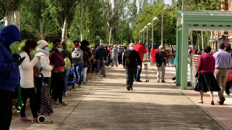 Horas de cola para recoger una bolsa con alimentos: "Es la única opción para que mi hijo pueda comer"