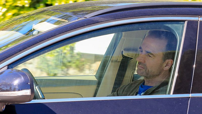 Alessandro Lequio visita a Ana Obregón con la camiseta de su hijo